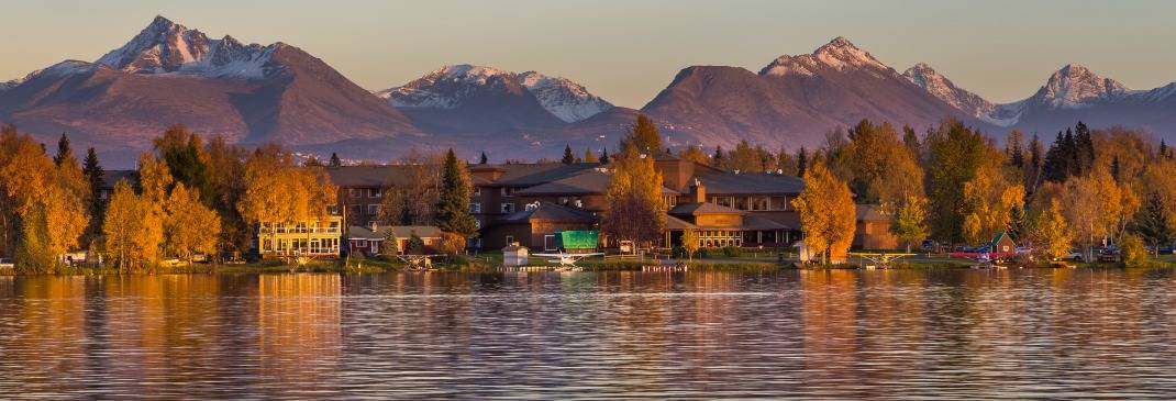 Anchorage vor Bergpanorama am Abend